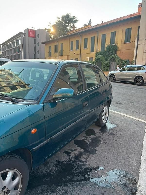 Usata 1997 Opel Astra Tre volumi | 1000 € - Immagine 1/4