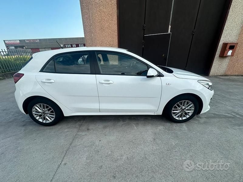 Usata Kia Rio 78 CV (57 kW) 2017 Bianco Berlina