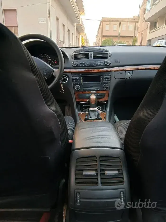 Usata Mercedes E270 177 CV (130 kW) 2003 Grigio Berlina