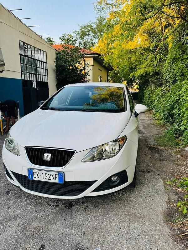 Bianco Usata 2011 Seat Ibiza Tre volumi | 3900 € (Buon prezzo) - Immagine 1/4