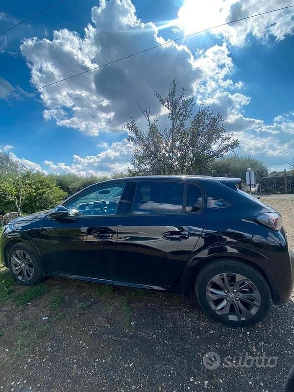 Usata Peugeot e-208 60 kW (82 CV) 2023 Nero Utilitaria