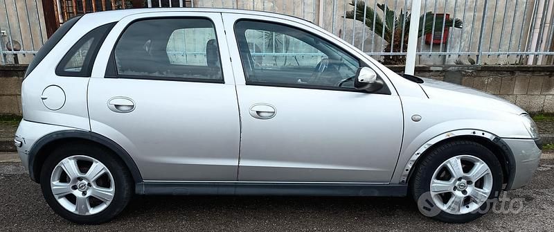 Usata Opel Corsa 69 CV (50 kW) 2005 Berlina