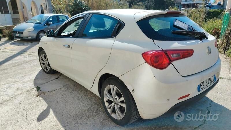 Usata Alfa Romeo Giulietta Progression 105 CV (77 kW) 2012 Bianco Utilitaria