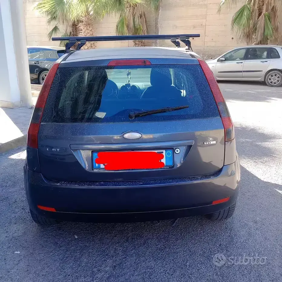 Usata Ford Fiesta 68 CV (50 kW) 2005 Grigio Utilitaria