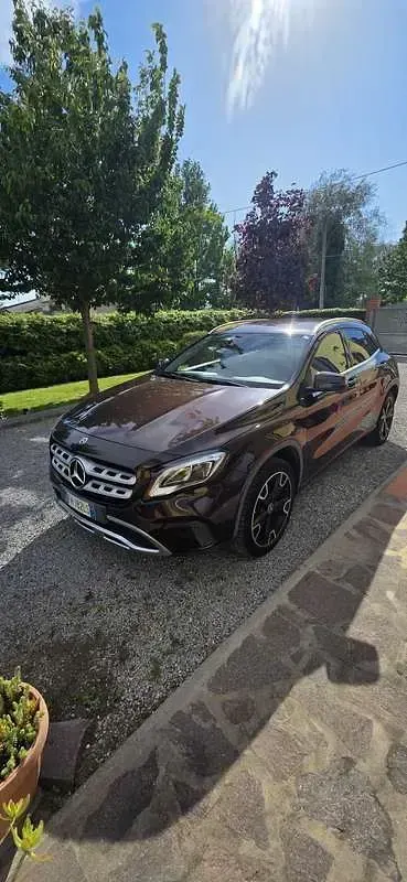 Usata Mercedes GLA200 136 CV (100 kW) 2017 Marrone SUV