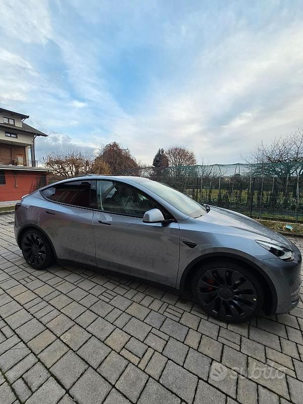 Usata Tesla Model Y Performance 392 kW (534 CV) 2023 Grigio SUV