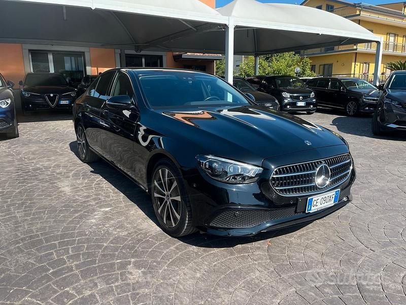 Nero Usata 2021 Mercedes E300 Tre volumi | 32.800 € (Ottimo prezzo) - Immagine 1/4