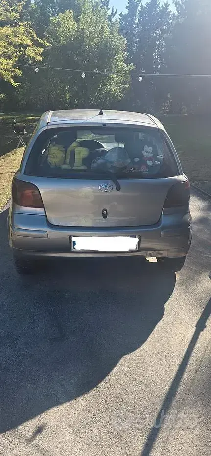 Begagnad Toyota Yaris 75 HK (55 kW) 2004 Grå Sedan