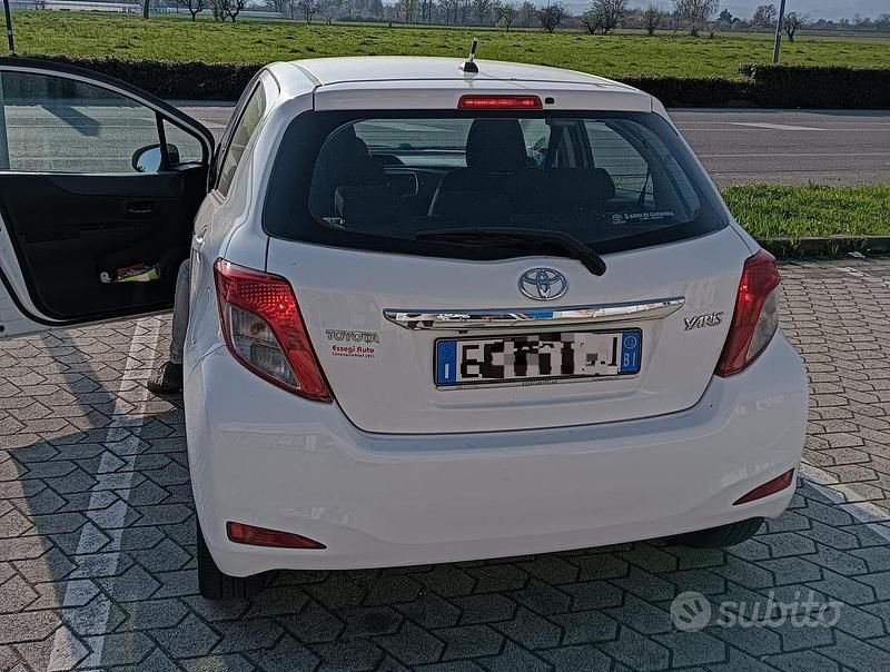 Usata Toyota Yaris 90 CV (66 kW) 2012 Bianco Utilitaria