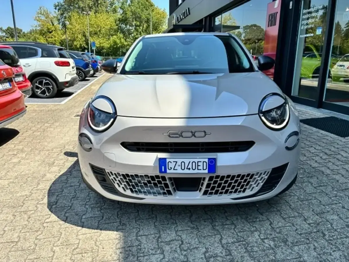 Usata Fiat 600 110 CV (80 kW) 2025 Beige SUV