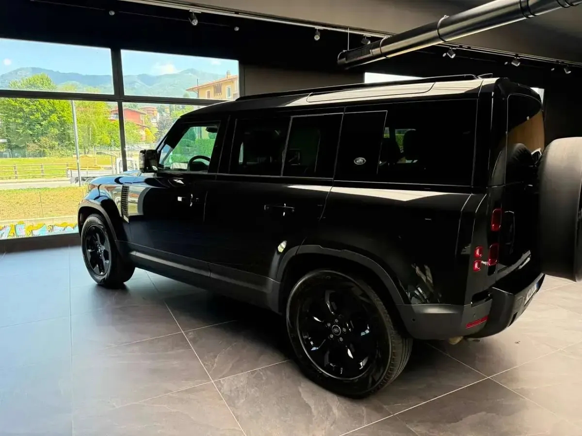 Usata Land Rover Defender SE 249 CV (183 kW) 2024 Nero santorini SUV