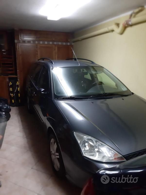 Grigio Usata 2004 Ford Focus Ghia Station wagon | 1500 € (Buon prezzo) - Immagine 1/4