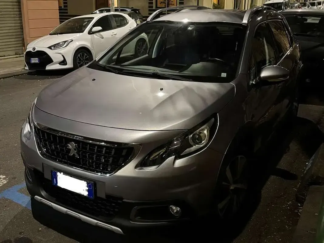 Käytetty Peugeot 2008 Allure 102 HP (75 kW) 2020 Harmaa Katumaasturi
