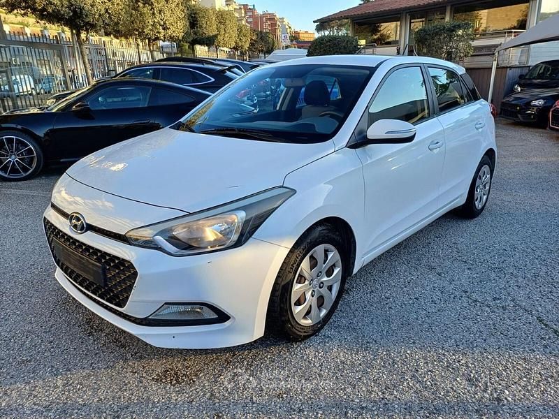 Usata Hyundai i20 Comfort 84 CV (61 kW) 2016 Bianco Berlina