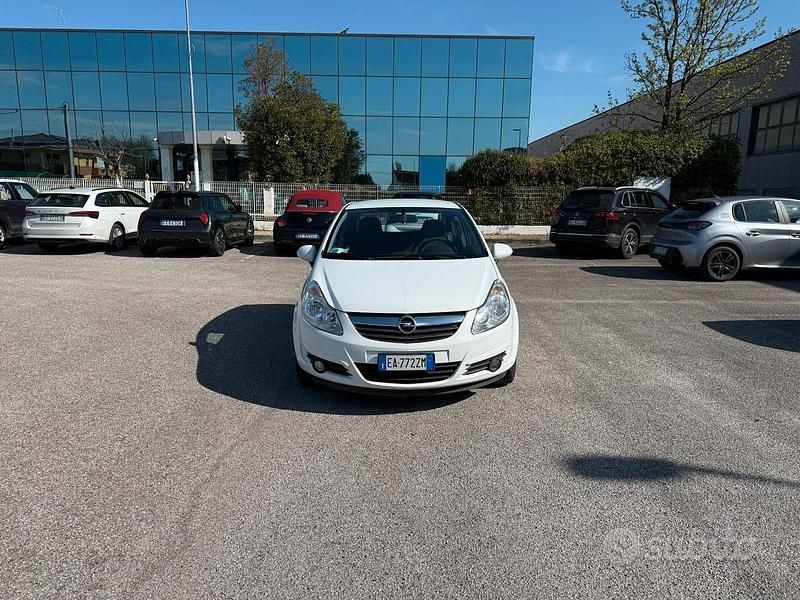 Usata Opel Corsa Club 80 CV (58 kW) 2010 Bianco Berlina