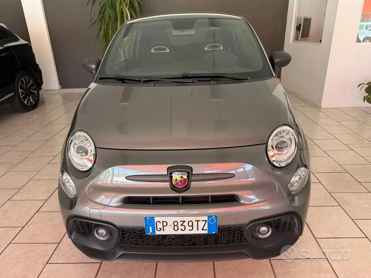 Usata Abarth 695 180 CV (132 kW) 2023 Grigio Utilitaria