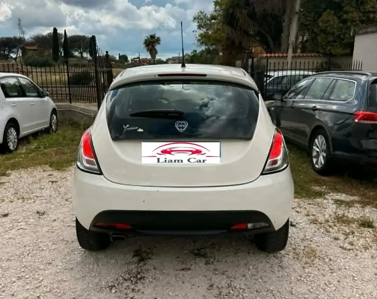 Usata Lancia Ypsilon 95 CV (69 kW) 2014 Bianco Utilitaria