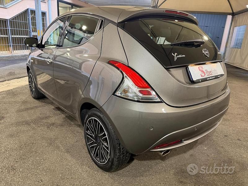 Usata Lancia Ypsilon Gold 70 CV (51 kW) 2022 Grigio Utilitaria