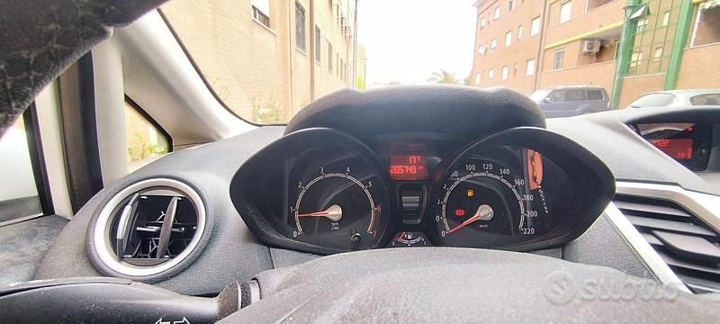 Usata Ford Fiesta 60 CV (44 kW) 2012 Bianco Utilitaria