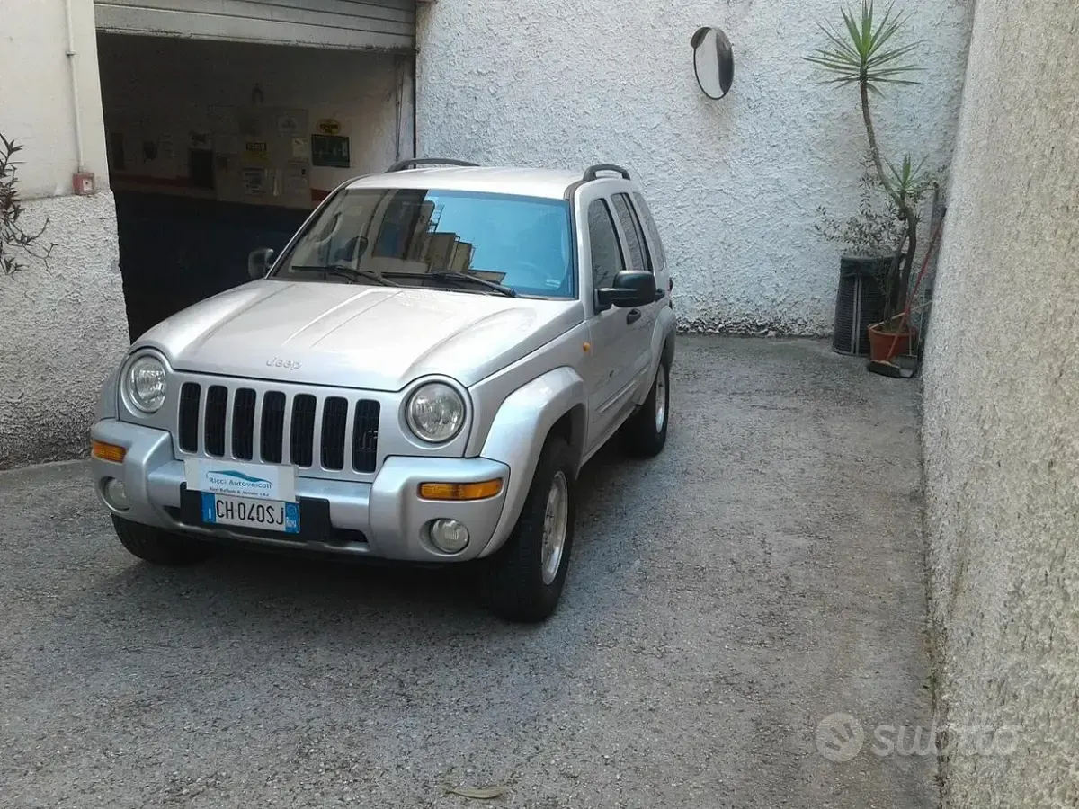 Usata Jeep Cherokee Limited 150 CV (110 kW) 2003 Grigio SUV