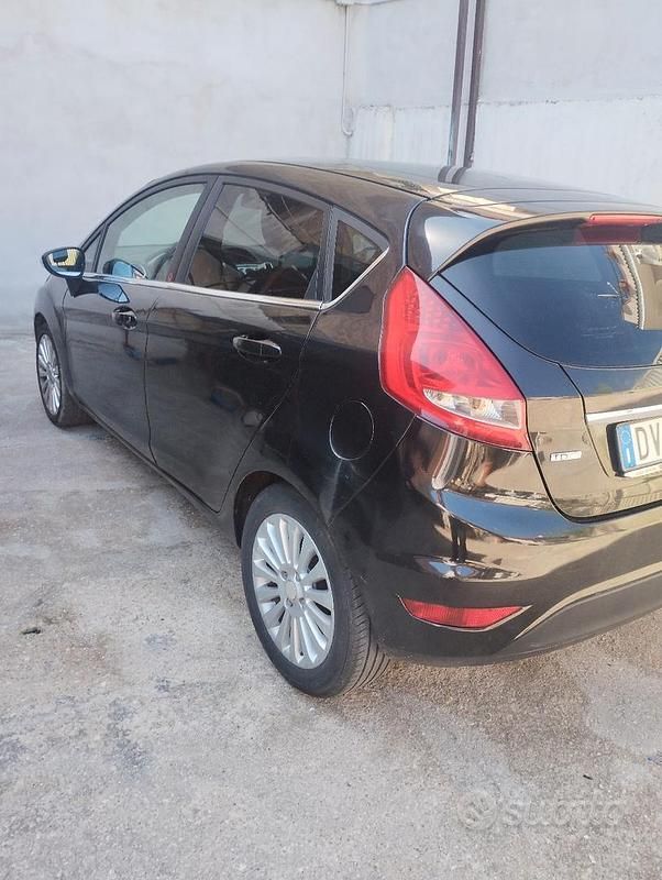 Usata 2009 Ford Fiesta Due volumi | 3000 € (Buon prezzo) - Immagine 1/4