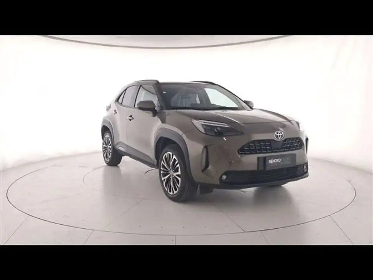Usata Toyota Yaris Cross Lounge 116 CV (85 kW) 2023 Verde scuro SUV