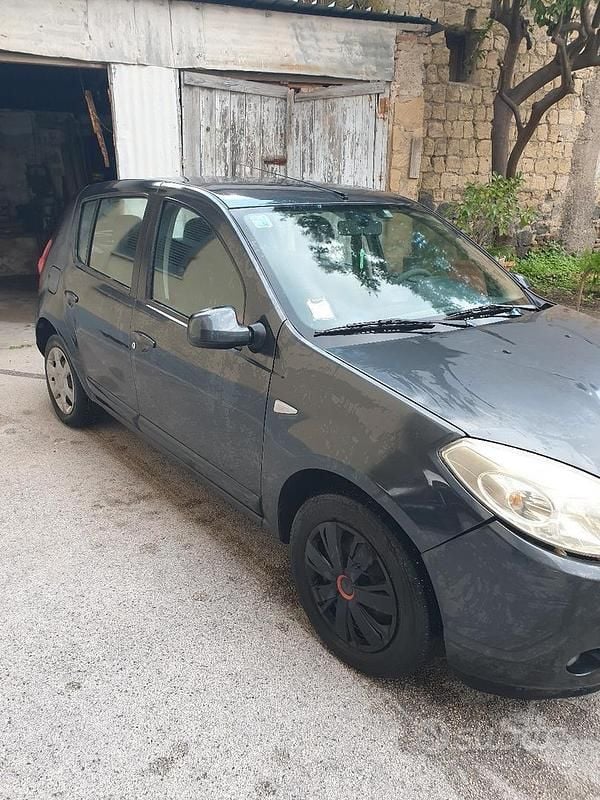 Gebraucht Dacia Sandero 75 PS (55 kW) 2010 Schwarz Limousine
