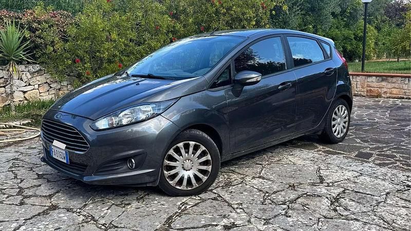 Usata Ford Fiesta 101 CV (74 kW) 2015 Grigio Berlina