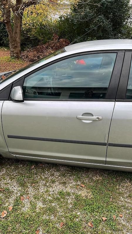 Usata Ford Focus 105 CV (77 kW) 2007 Grigio Berlina