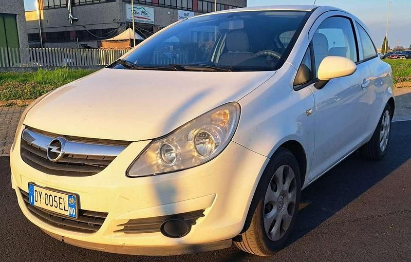Usata Opel Corsa Edition 80 CV (58 kW) 2009 Bianco Utilitaria