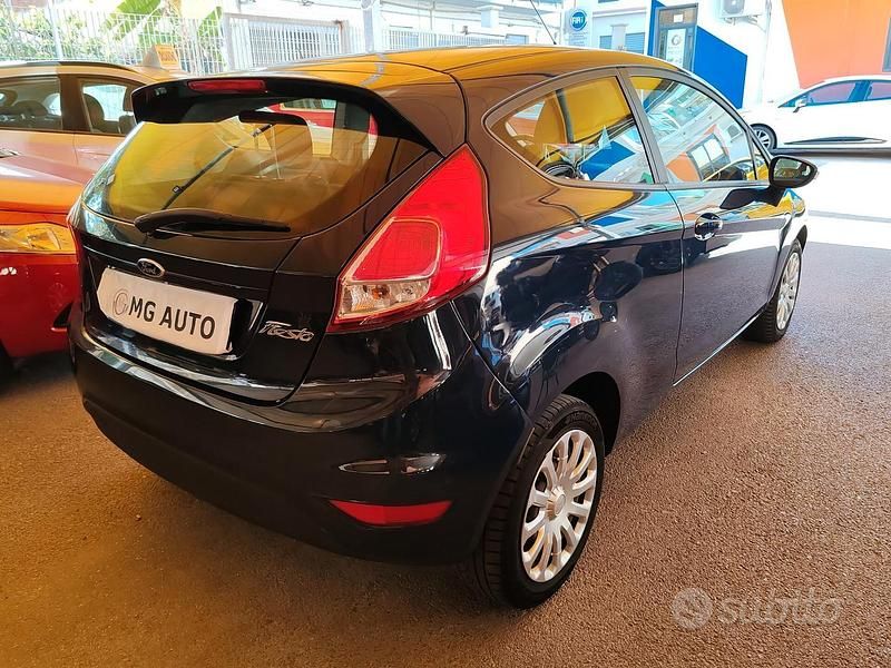 Usata Ford Fiesta 75 CV (55 kW) 2014 Blu Utilitaria