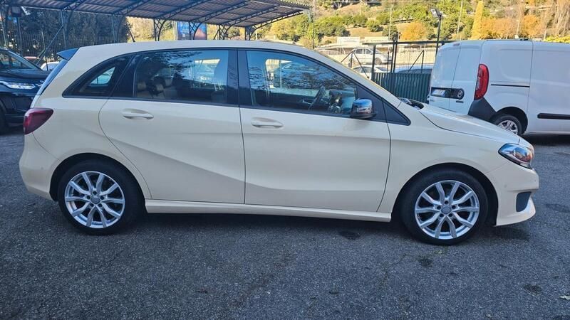 Begagnad Mercedes B200 Premium 136 HK (100 kW) 2017 Beige Minibuss