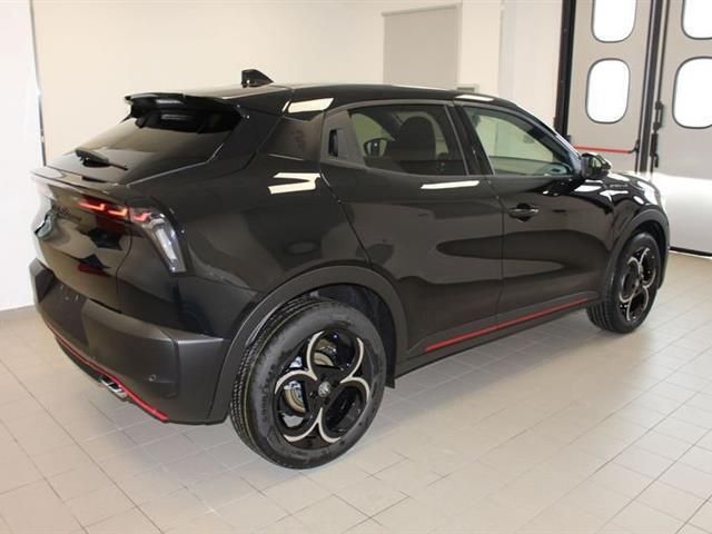 Käytetty Alfa Romeo Junior Edizione Speciale 136 HP (100 kW) 2024 Musta Katumaasturi