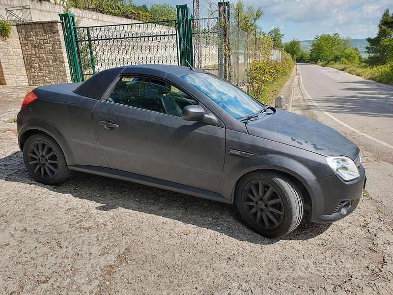 Usata Opel Tigra Enjoy 69 CV (50 kW) 2006 Nero Cabrio