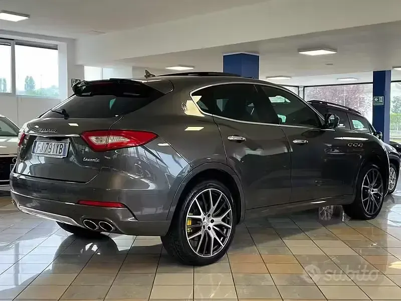 Usata Maserati Levante 275 CV (202 kW) 2017 Grigio scuro SUV