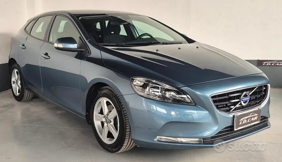 Usata Volvo V40 Kinetic 115 CV (84 kW) 2013 Blu Berlina