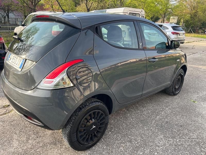Usata Lancia Ypsilon Gold 85 CV (62 kW) 2015 Grigio Utilitaria