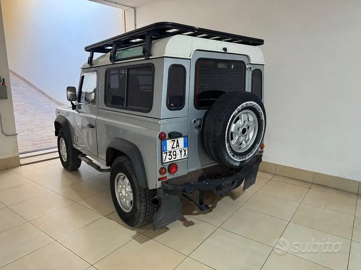Usata Land Rover Defender SE 122 CV (89 kW) 2010 Grigio Station wagon