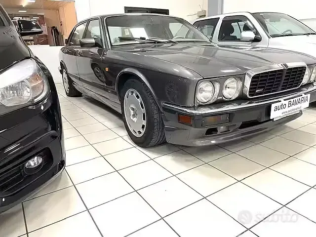 Usata Jaguar XJR 247 CV (181 kW) 1991 Grigio Berlina