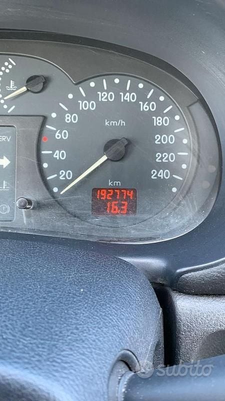 Usata Renault Clio II 58 CV (42 kW) 2000 Blu Berlina