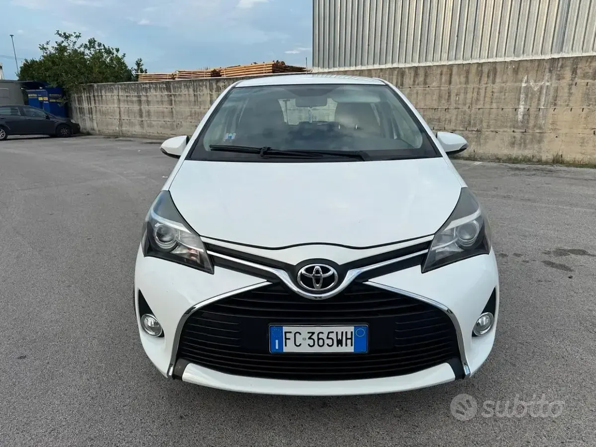 Usata Toyota Yaris Lounge 69 CV (50 kW) 2016 Bianco Berlina