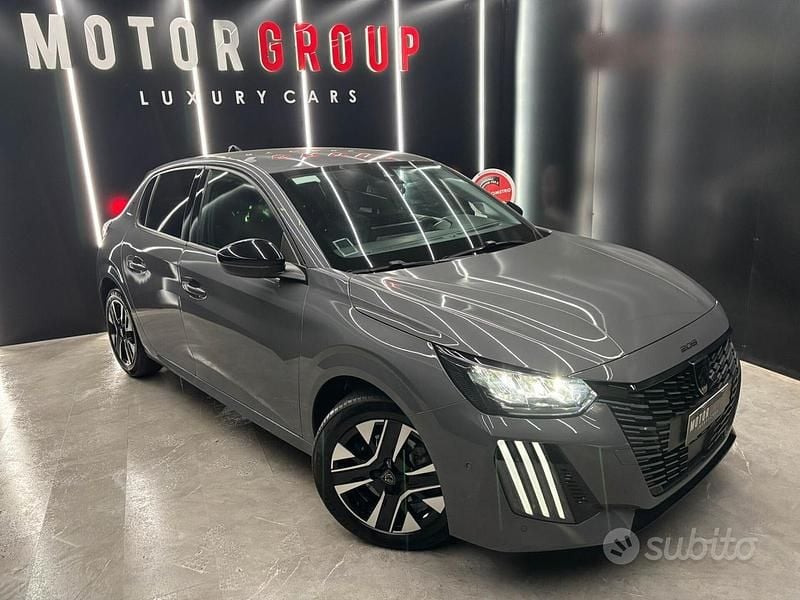Usata Peugeot 208 Allure 101 CV (74 kW) 2024 Grigio Utilitaria