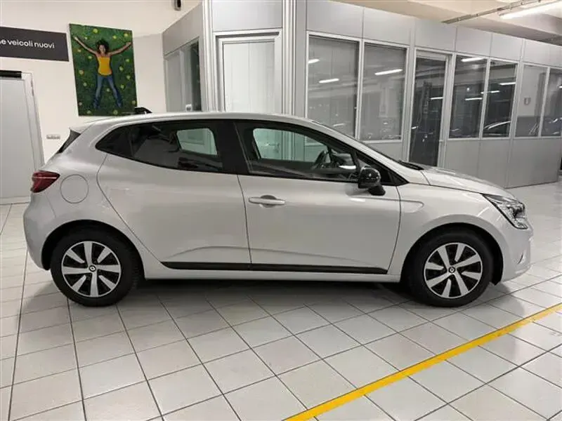 Usata Renault Clio Equilibre 145 CV (106 kW) 2023 Grigio chiaro Utilitaria