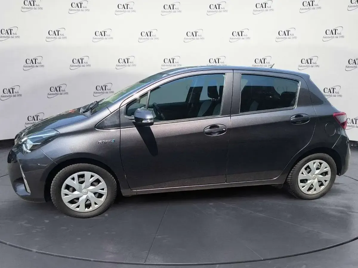 Usata Toyota Yaris Hybrid Cool 101 CV (74 kW) 2018 Grigio Berlina
