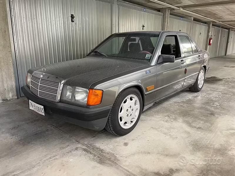 Usata Mercedes 190 122 CV (89 kW) 1984 Grigio Berlina