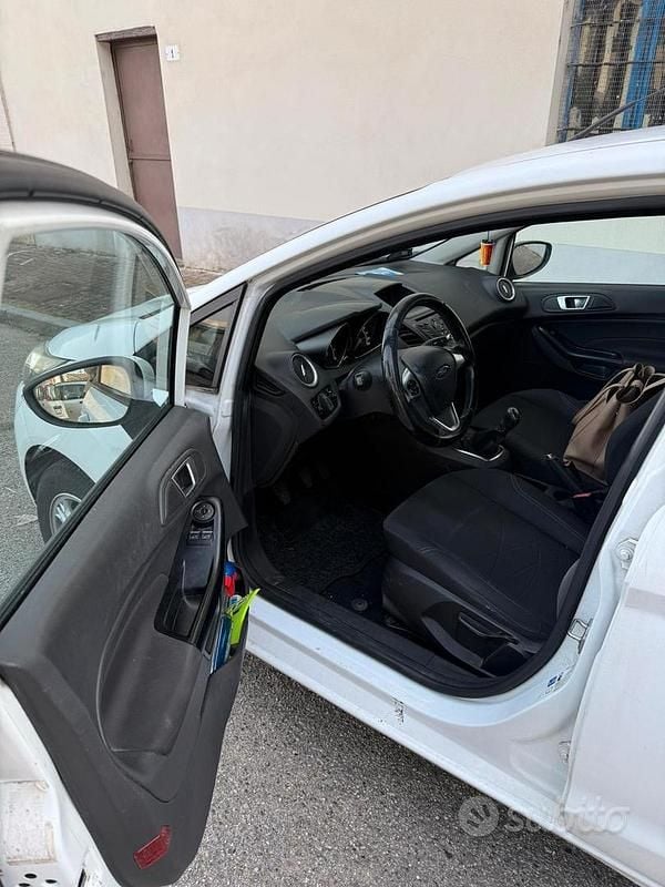 Usata Ford Fiesta 60 CV (44 kW) 2015 Bianco Utilitaria