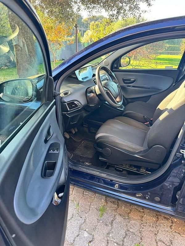 Usata Lancia Ypsilon 54 CV (39 kW) 2016 Blu Utilitaria