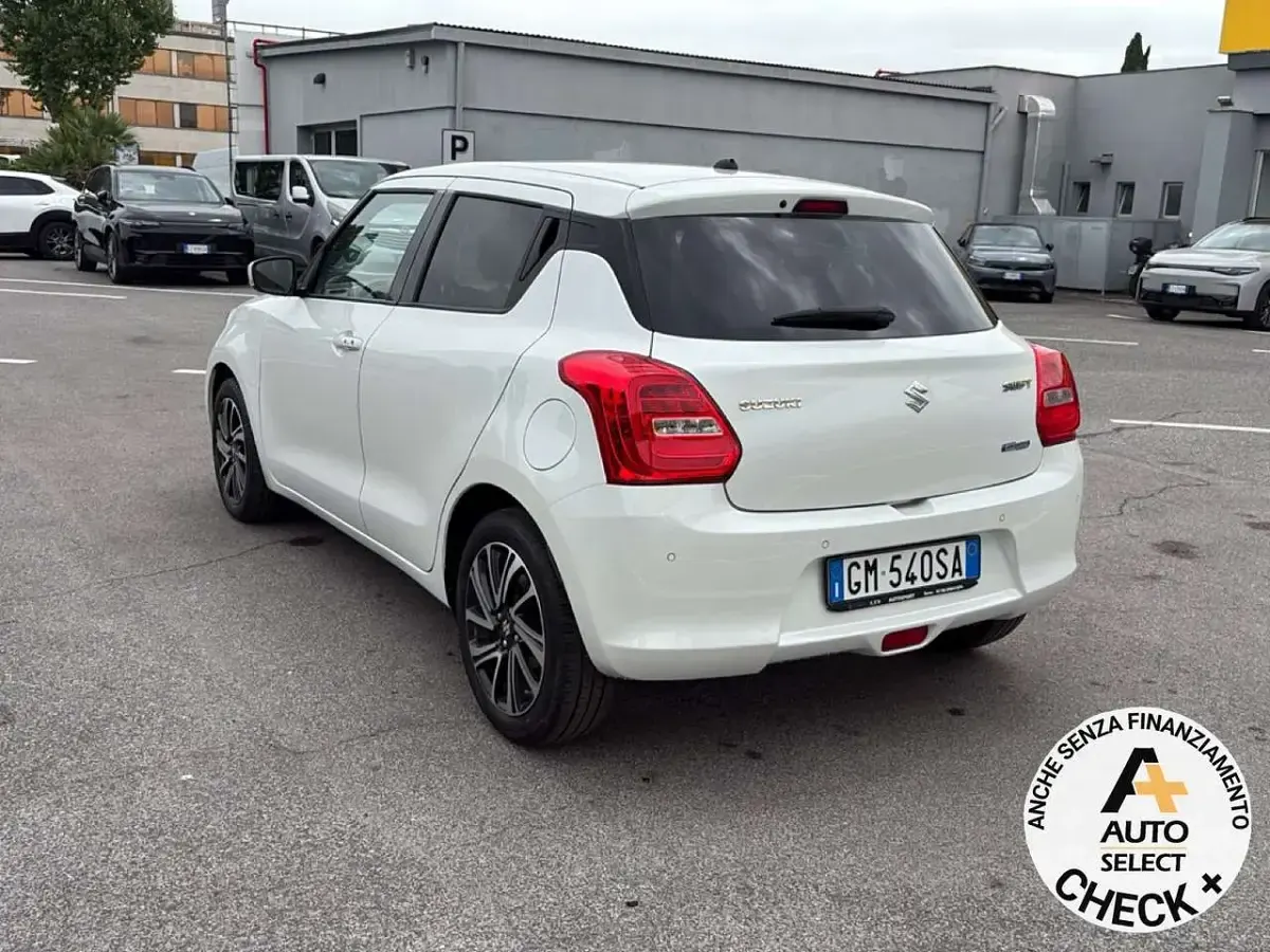 Usata Suzuki Swift 83 CV (61 kW) 2023 Bianco Utilitaria