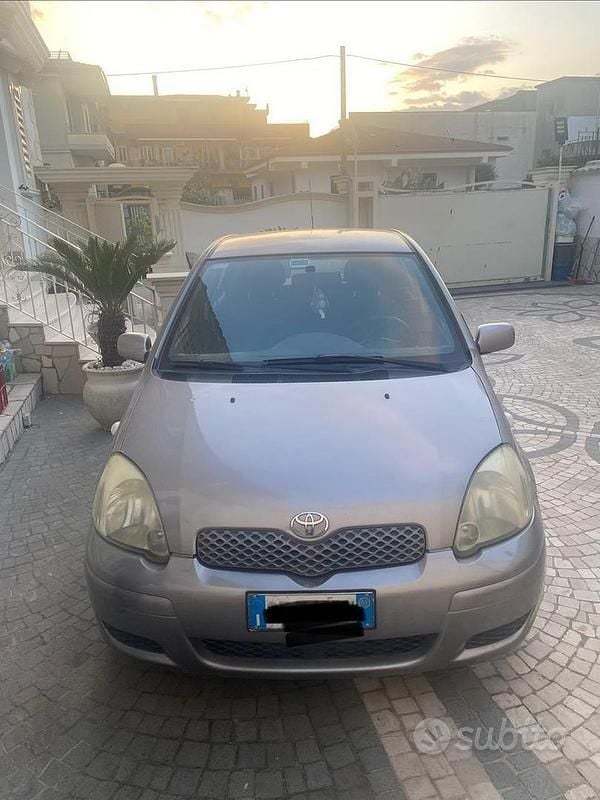 Usata Toyota Yaris 75 CV (55 kW) 2003 Grigio Berlina