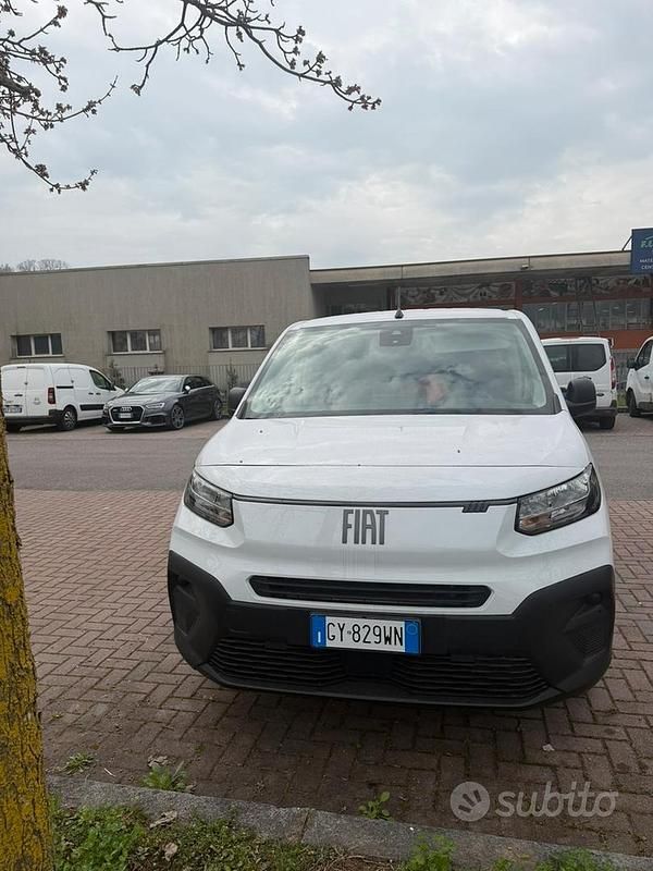 Usata Fiat Doblò 100 CV (73 kW) 2023 Bianco Monovolume